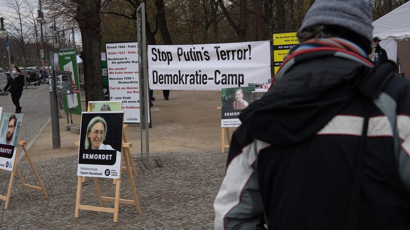 Berliner und Berlinerinnen halten vor dem "Demokratie Camp".