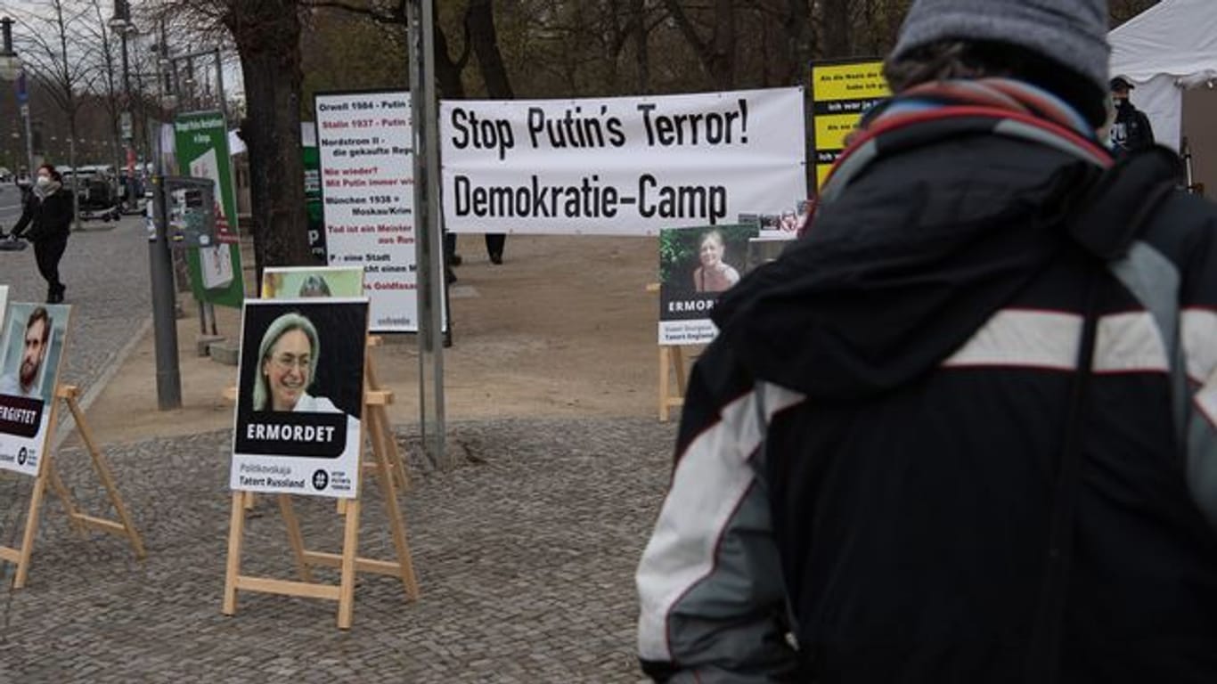 "Stop Putin's Terror!" steht auf einem Transparent am Camp unweit des Brandenburger Tors in Berlin.