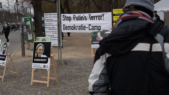 "Stop Putin's Terror!" steht auf einem Transparent am Camp unweit des Brandenburger Tors in Berlin. "Stop Putin's Terror!" steht auf einem Transparent am Camp unweit des Brandenburger Tors in Berlin.
