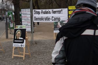 "Stop Putin's Terror!" steht auf einem Transparent am Camp unweit des Brandenburger Tors in Berlin.