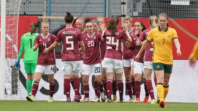 Die DFB-Frauen bejubeln die Führung.