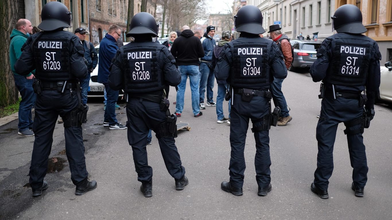 Teilnehmer einer Demonstration in Leipzig werden von Polizisten aufgehalten: Die geplante Kundgebung war verboten worden.