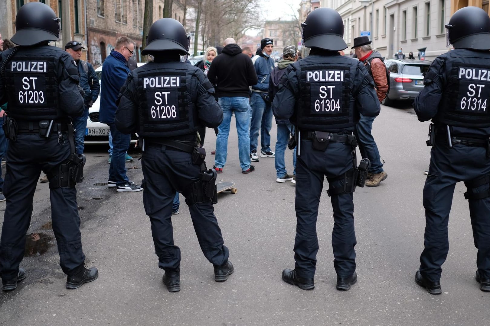 Teilnehmer einer Demonstration in Leipzig werden von Polizisten aufgehalten: Die geplante Kundgebung war verboten worden.