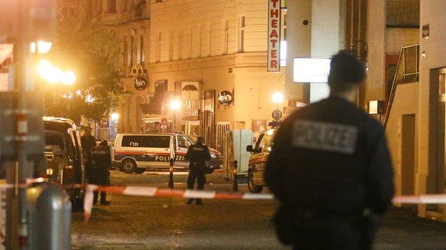 Polizeibeamte im Stadtzentrum von Wien in der Nacht des Anschlags am 2. Polizeibeamte im Stadtzentrum von Wien in der Nacht des Anschlags am 2.