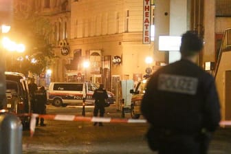 Polizeibeamte im Stadtzentrum von Wien in der Nacht des Anschlags am 2.