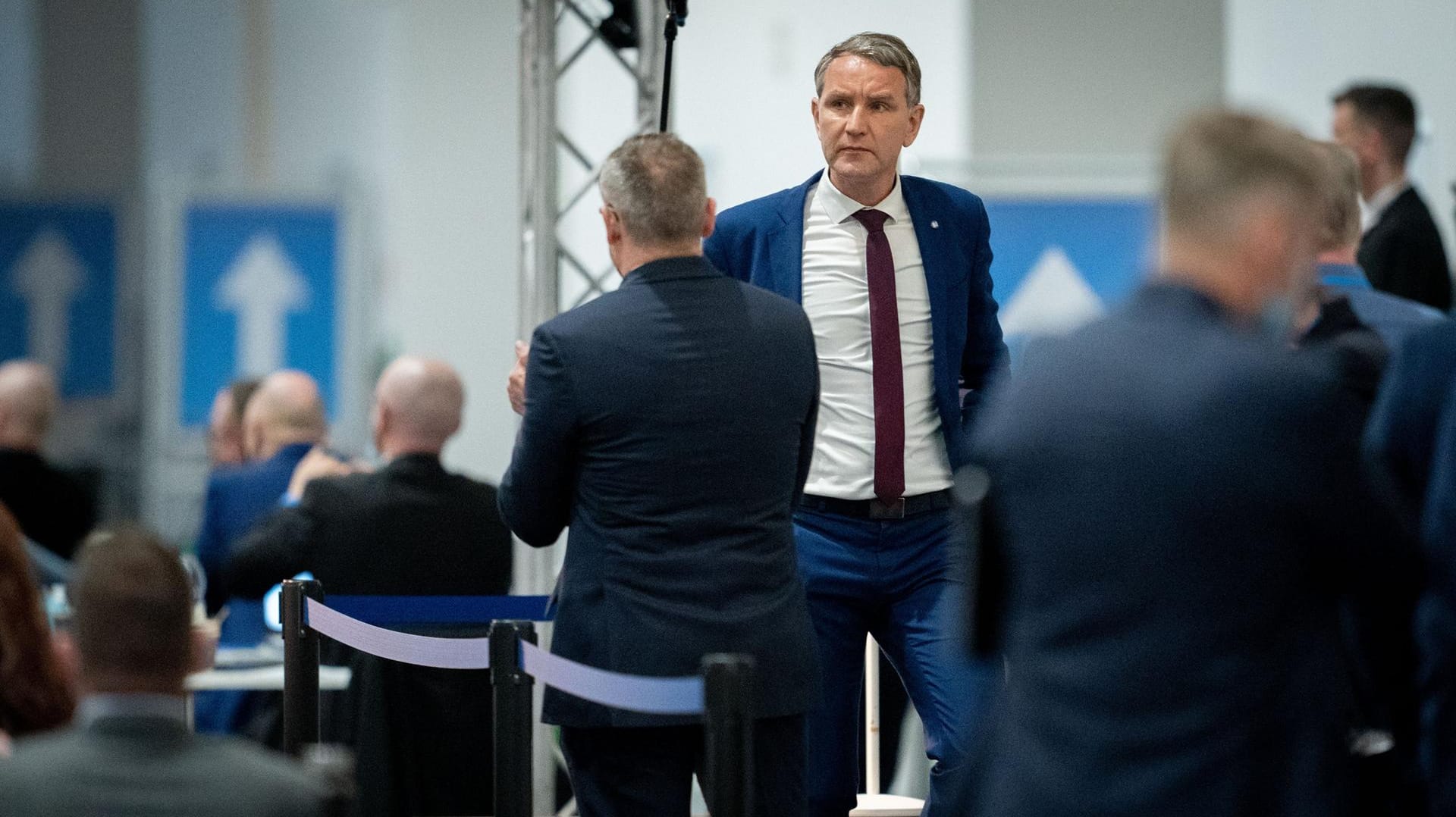 Dresden: Björn Höcke von der AfD verlässt in der Dresdener Messehalle beim Bundesparteitag der AfD das Rednerpult.