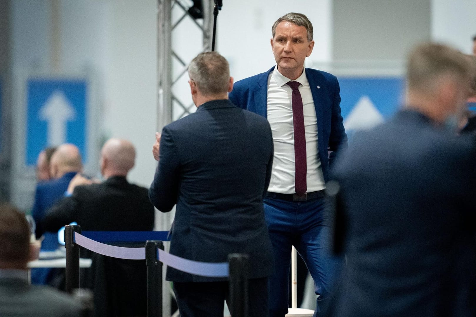 Dresden: Björn Höcke von der AfD verlässt in der Dresdener Messehalle beim Bundesparteitag der AfD das Rednerpult.