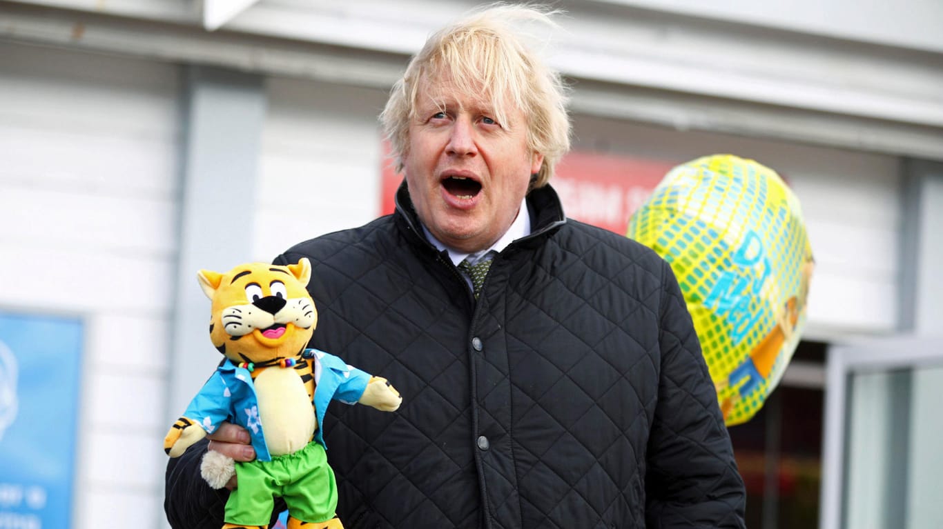 Boris Johnson besucht einen Vergnügungspark: Die britische Regierung ist bemüht, 100 Tage nach dem EU-Austritt, den Brexit als Erfolg zu verkaufen.