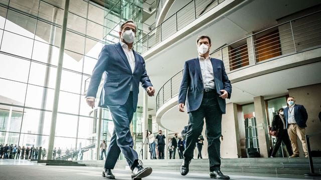 Armin Laschet und Markus Söder haben im Bundestag nach Beratungen mit der Fraktion ihre Bereitschaft zur Kanzlerkandidatur erklärt. Armin Laschet und Markus Söder haben im Bundestag nach Beratungen mit der Fraktion ihre Bereitschaft zur Kanzlerkandidatur erklärt.