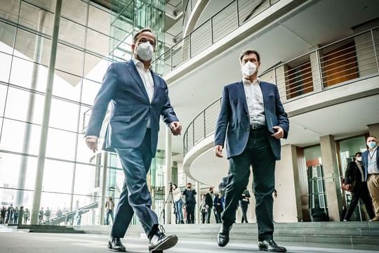 Armin Laschet und Markus Söder haben im Bundestag nach Beratungen mit der Fraktion ihre Bereitschaft zur Kanzlerkandidatur erklärt.