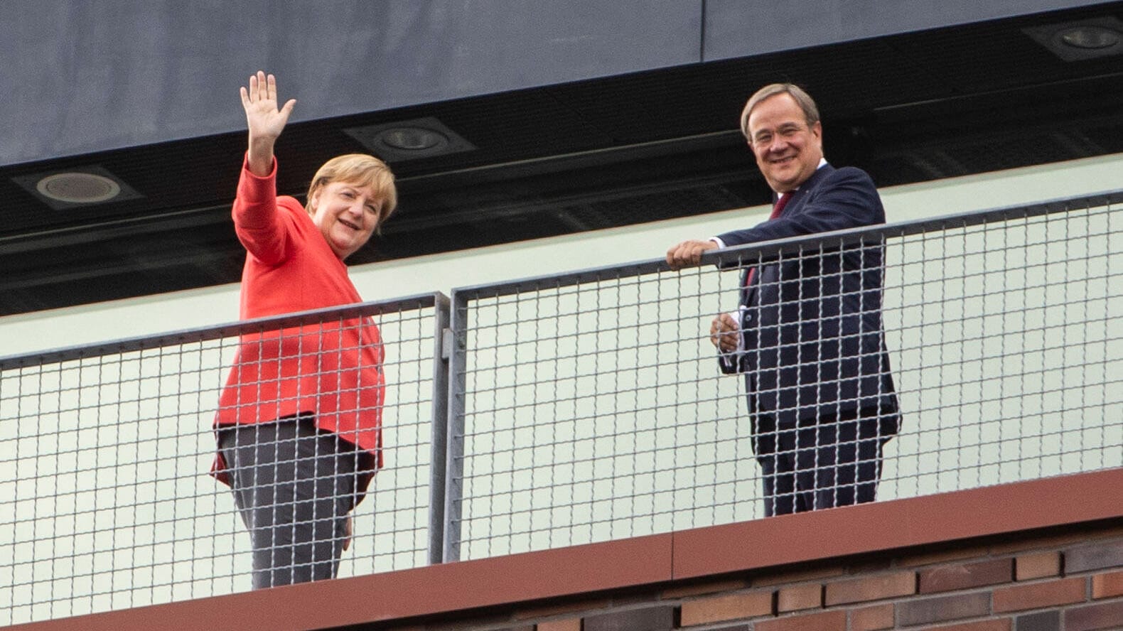 Bundeskanzlerin Angela Merkel CDU-Chef Armin Laschet (Archivbild) haben Grund zum lächeln. Die Union legt in einer Umfrage wieder zu.