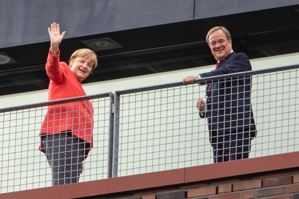 Bundeskanzlerin Angela Merkel CDU-Chef Armin Laschet (Archivbild) haben Grund zum lächeln. Die Union legt in einer Umfrage wieder zu.