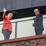 Bundeskanzlerin Angela Merkel CDU-Chef Armin Laschet (Archivbild) haben Grund zum lächeln. Die Union legt in einer Umfrage wieder zu.