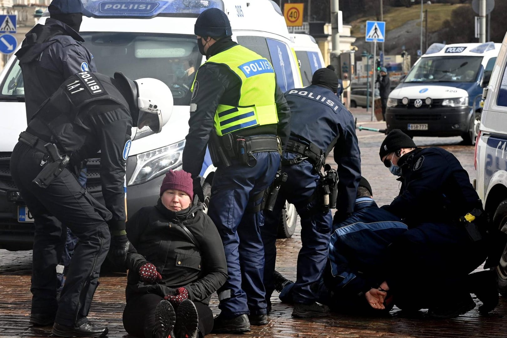 Polizisten nehmen Demonstranten in der finnischen Hauptstadt Helsinki fest. Der Protest war nicht genehmigt.