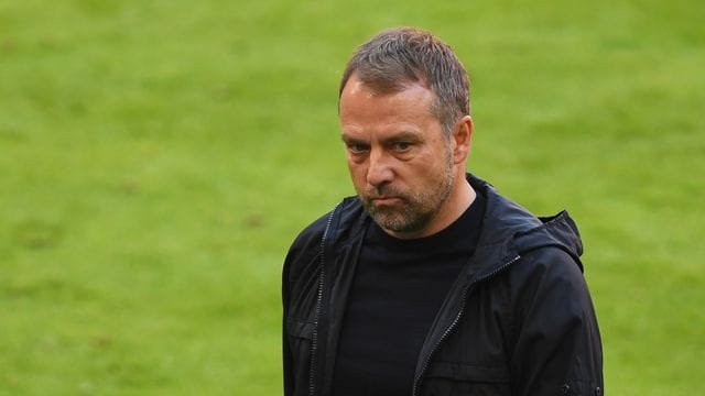 Trainer Hansi Flick und die Bayern reisen in vielerlei Hinsicht angeschlagen nach Paris. Trainer Hansi Flick und die Bayern reisen in vielerlei Hinsicht angeschlagen nach Paris.