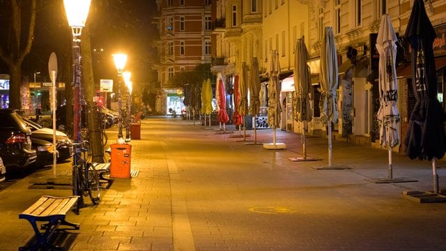Das beliebte Schanzenviertel ist menschenleer, nachdem in Hamburg die nächtliche Ausgangsbeschränkung in Kraft getreten ist. Das beliebte Schanzenviertel ist menschenleer, nachdem in Hamburg die nächtliche Ausgangsbeschränkung in Kraft getreten ist.