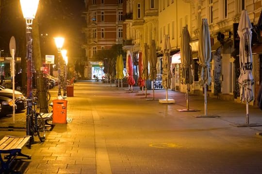 Das beliebte Schanzenviertel ist menschenleer, nachdem in Hamburg die nächtliche Ausgangsbeschränkung in Kraft getreten ist.
