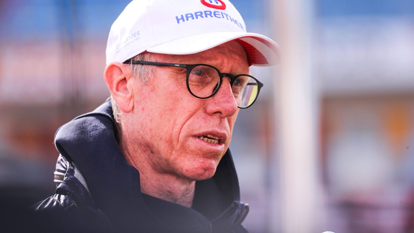 Peter Stöger gibt am Rande der Partie Austria Wien gegen TSV Hartberg. Der 55-Jährige gab bekannt, dass er seinen Vertrag bei der Austria auslaufen lässt.