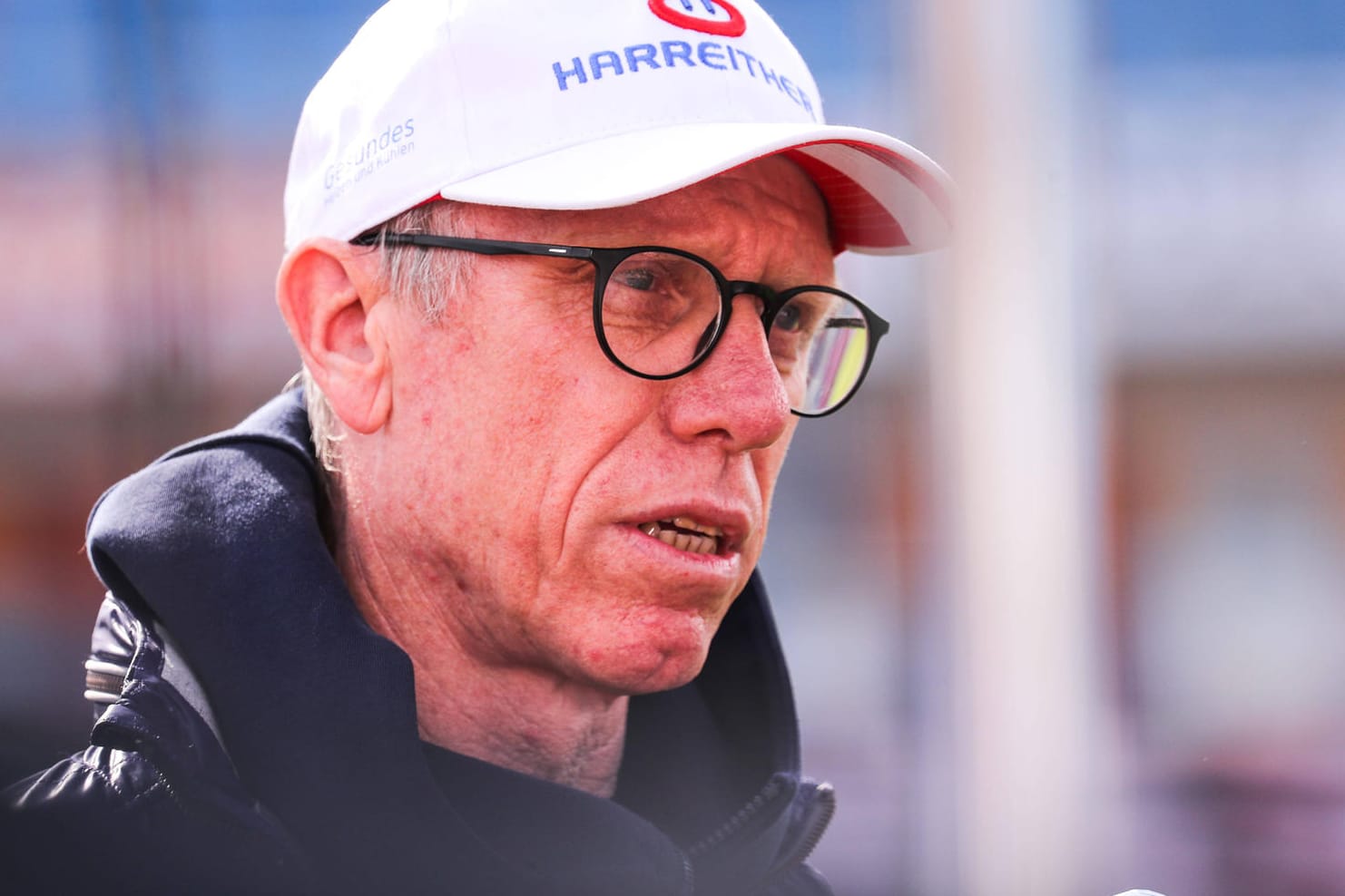 Peter Stöger gibt am Rande der Partie Austria Wien gegen TSV Hartberg. Der 55-Jährige gab bekannt, dass er seinen Vertrag bei der Austria auslaufen lässt.