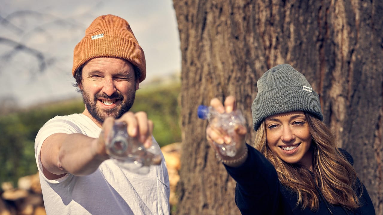 Julien Thiele und Isabelle Kahl von "Hats&Shots": Das Kölner Paar bietet mit seinem Start-up nachhaltig produzierte Mützen und Spirituosen an.