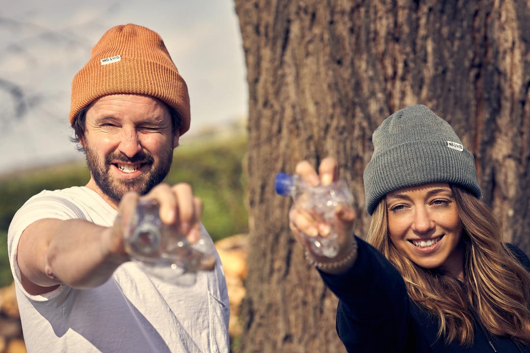 Julien Thiele und Isabelle Kahl von "Hats&Shots": Das Kölner Paar bietet mit seinem Start-up nachhaltig produzierte Mützen und Spirituosen an.