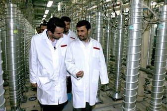 Irans Ex-Präsident Mahmud Ahmadinedschad bei einem Besuch in der Atomanlage Natanz im Februar 2013: Die Anlage soll mehrfach Ziel von Sabotageakten gewesen sein.