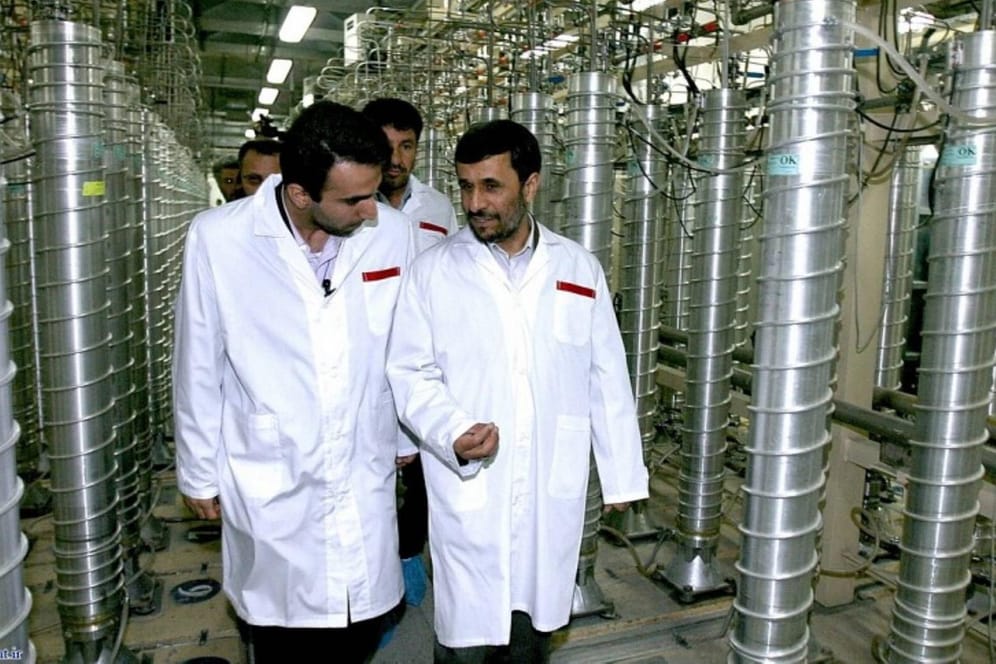 Irans Ex-Präsident Mahmud Ahmadinedschad bei einem Besuch in der Atomanlage Natanz im Februar 2013: Die Anlage soll mehrfach Ziel von Sabotageakten gewesen sein.