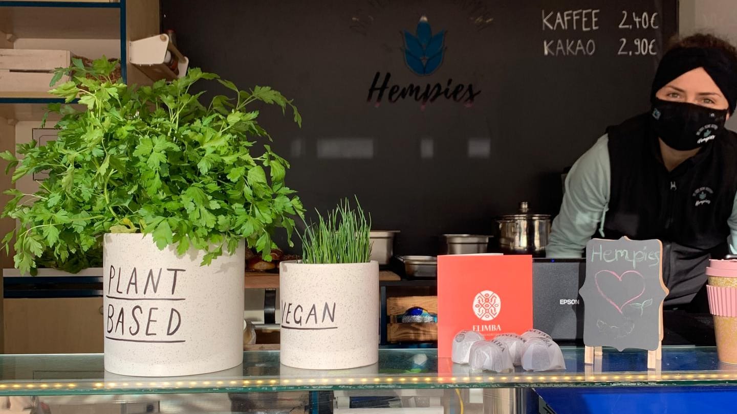 Ronja Hemmersbach steht in ihrem Backmobil: Bei "Hempies" gibt es Frühstücksalternativen ohne tierische Produkte.