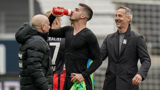 Ist mit Frankfurt auf Kurs Champions League: Eintracht-Coach Adi Hütter (r).