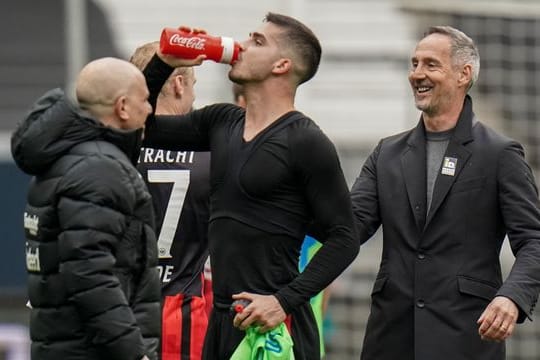 Ist mit Frankfurt auf Kurs Champions League: Eintracht-Coach Adi Hütter (r).