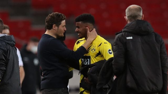 Extralob: BVB-Coach Edin Terzic (l) feiert Matchwinner Ansgar Knauff.