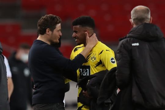 Extralob: BVB-Coach Edin Terzic (l) feiert Matchwinner Ansgar Knauff.