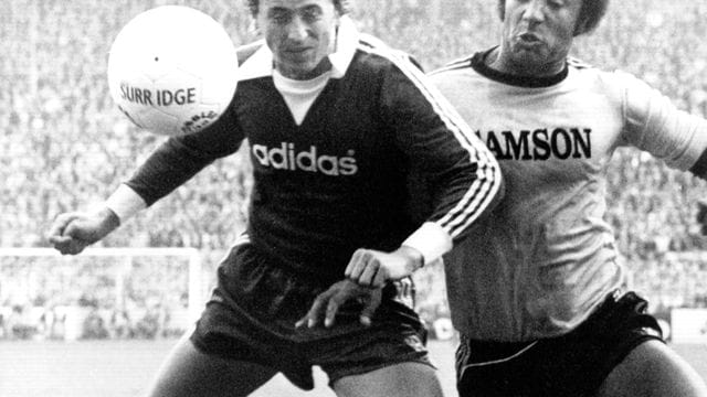 Dortmunds Stürmer Erwin Kostedde (r) im Zweikampf mit Bayern-Abwehrspieler Bernd Dürnberger(1976). Dortmunds Stürmer Erwin Kostedde (r) im Zweikampf mit Bayern-Abwehrspieler Bernd Dürnberger(1976).