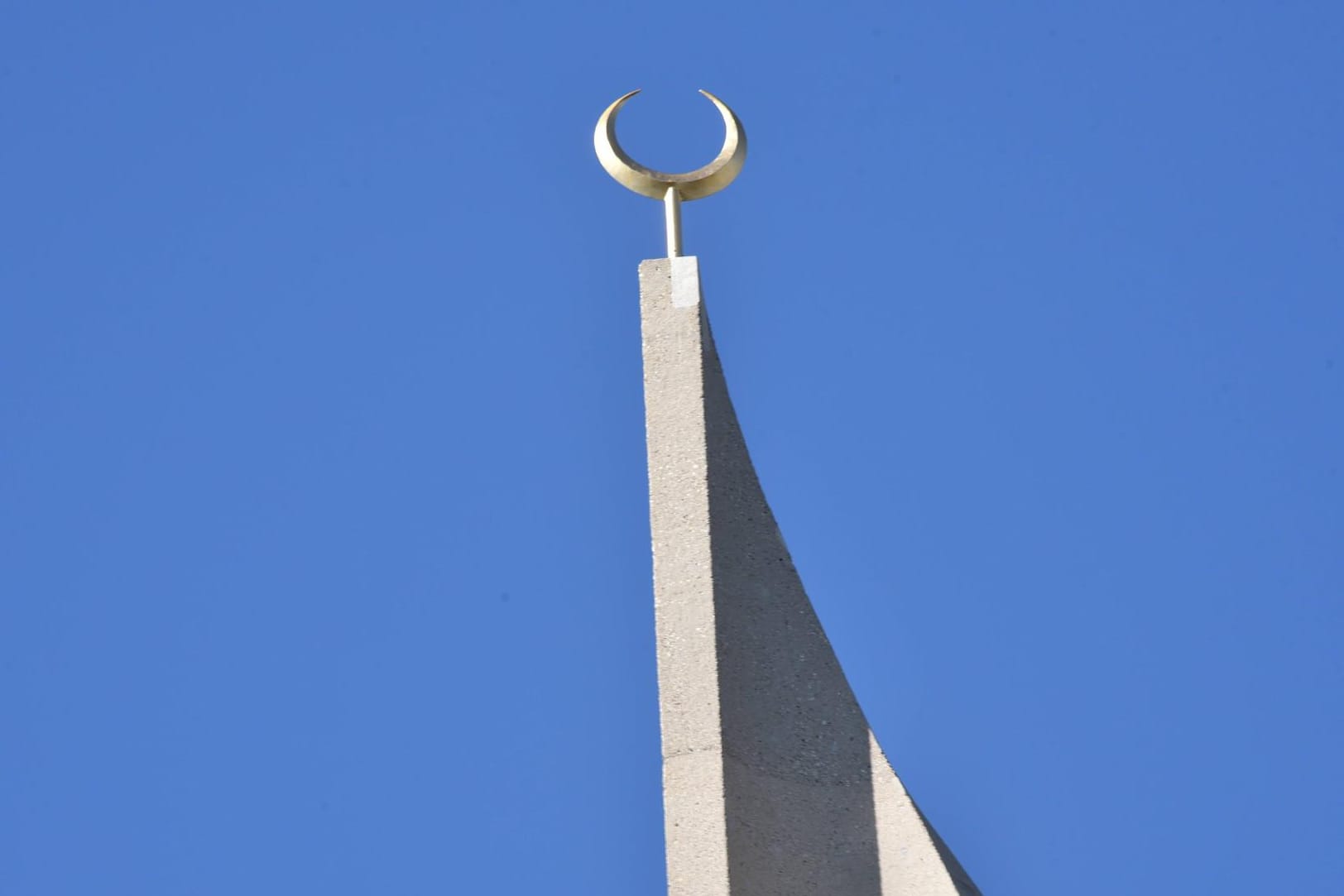 Die Spitze der Ditib-Zentralmoschee (Archivbild): Am Dienstag startet der zweite Ramadan unter Pandemie-Bedingungen.