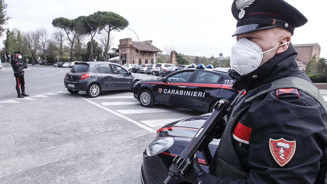 Polizeikontrolle in Italien (Symbolbild): Im Großraum Turin soll ein Rentner vier Menschen getötet haben.