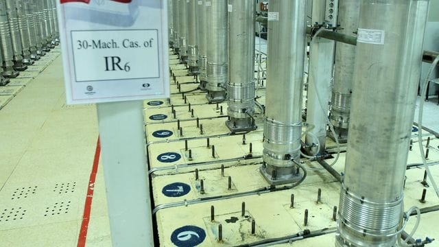 Dieses von der iranischen Atomorganisation (AEOI) veröffentlichte Bild zeigt Zentrifugen in der Urananreicherungsanlage Natans. Dieses von der iranischen Atomorganisation (AEOI) veröffentlichte Bild zeigt Zentrifugen in der Urananreicherungsanlage Natans.