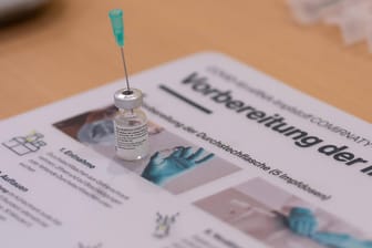 Eine Kanüle steckt in einer Ampulle mit einem Impfstoff (Archivbild): Bürgerinnen und Bürger der Stadt Hagen sind ab 70 Jahren impfberechtigt.