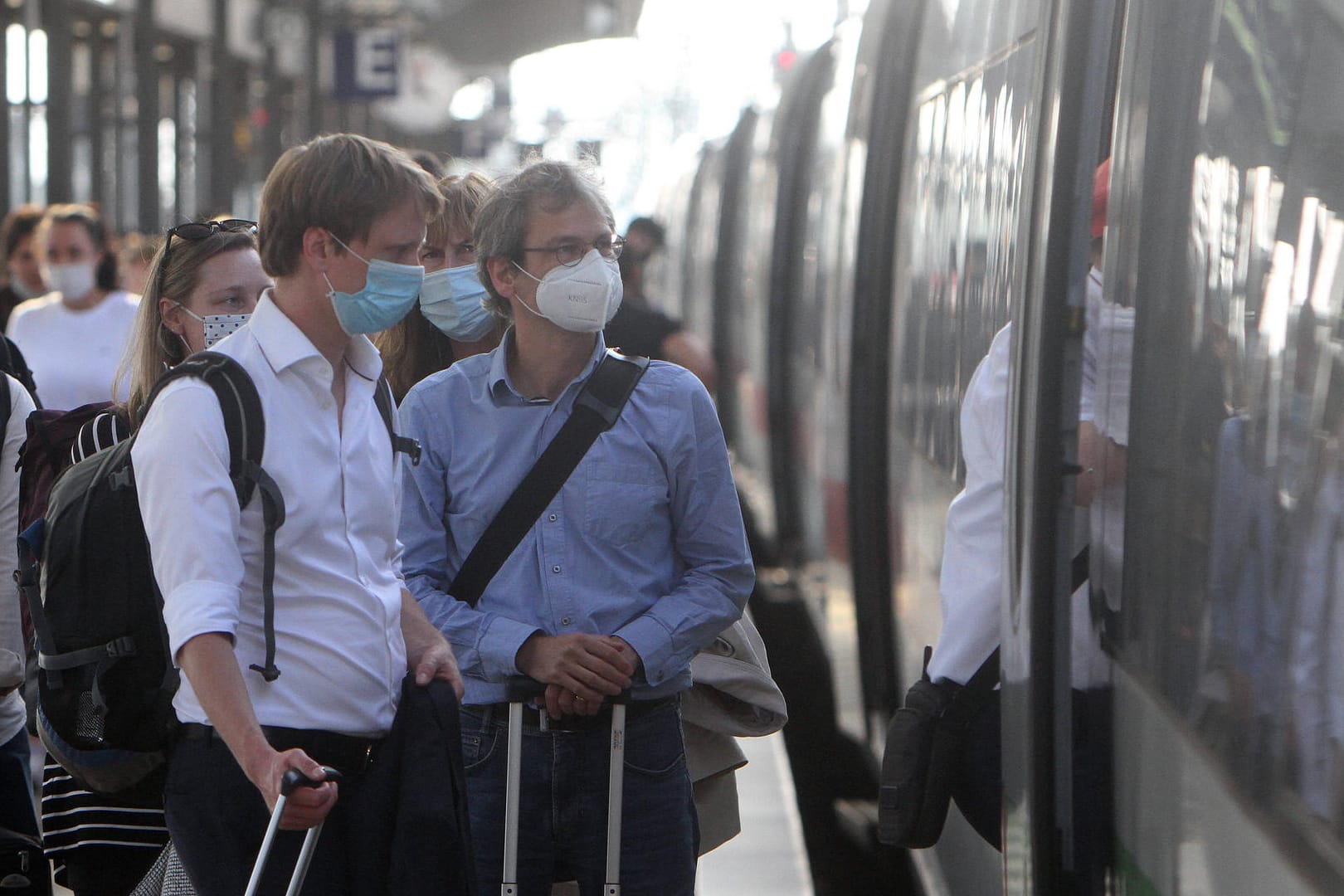 Fahrgäste mit Maske: Wer mehrfach ohne Masken in den Zügen erwischt wird, muss mit einem Verbot rechnen (Symbolbild).