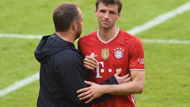 Bediente Bayern: Trainer Hansi Flick (l) und Vize-Kapitän Thomas Müller nach dem 1:1 gegen Union Berlin. Bediente Bayern: Trainer Hansi Flick (l) und Vize-Kapitän Thomas Müller nach dem 1:1 gegen Union Berlin.