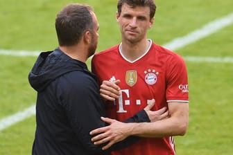 Bediente Bayern: Trainer Hansi Flick (l) und Vize-Kapitän Thomas Müller nach dem 1:1 gegen Union Berlin.