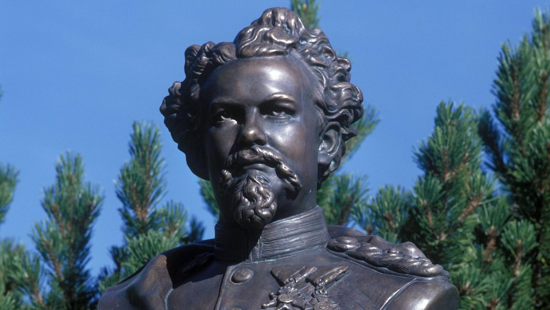 Büste von König Ludwig II. von Bayern (Symbolbild): Die Münchner Feuerwehr zog die Kupferbüste des bayrischen Märchenkönigs aus der Isar. Büste von König Ludwig II. von Bayern (Symbolbild): Die Münchner Feuerwehr zog die Kupferbüste des bayrischen Märchenkönigs aus der Isar.