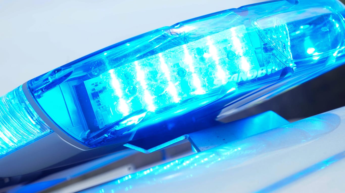 Ein Streifenwagen mit eingeschaltetem Blaulicht: Zwei Männer haben in einem Kölner Parkhaus ein Ehepaar überfallen.