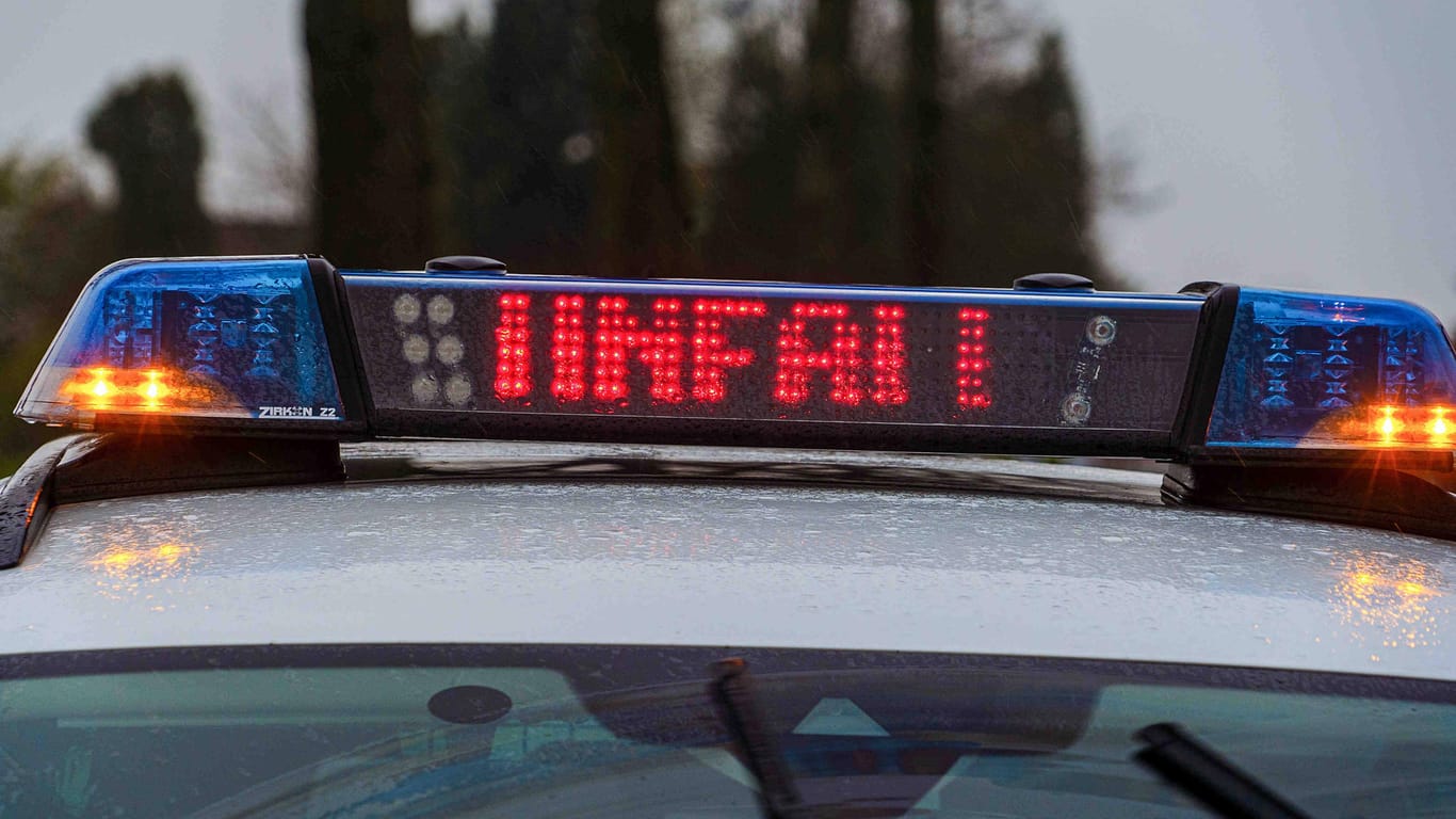 Polizei-Blaulicht mit Schriftzug: Der Lkw-Fahrer schlief seinen Rausch später in seinem Fahrzeug aus (Symbolbild).