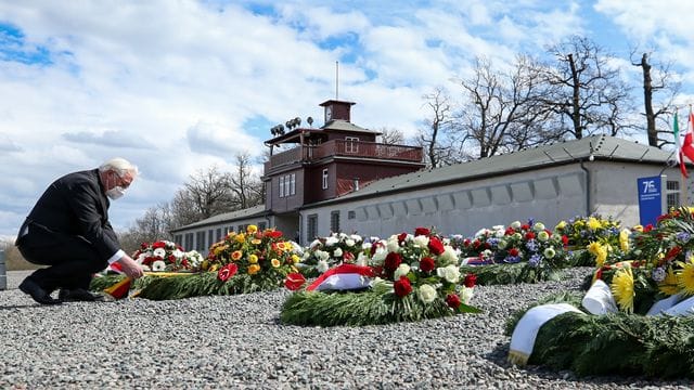 Der Bundespräsident legt einen Kranz in der Gedenkstätte nieder. Der Bundespräsident legt einen Kranz in der Gedenkstätte nieder.