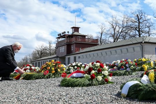 Der Bundespräsident legt einen Kranz in der Gedenkstätte nieder.