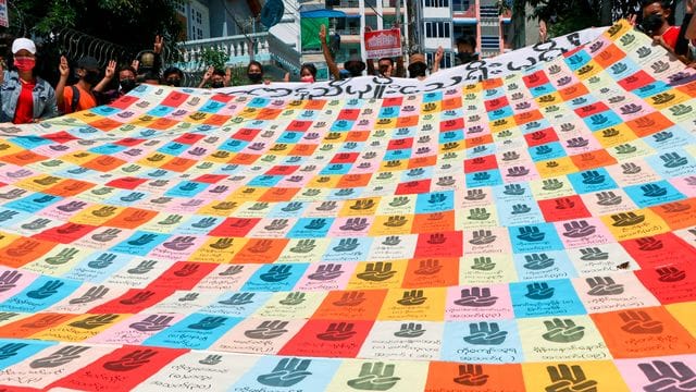 Zeichen des Widerstands: ein Transparent mit dem symbolischen Drei-Finger-Gruß. Zeichen des Widerstands: ein Transparent mit dem symbolischen Drei-Finger-Gruß.
