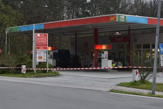 Abgesperrte Tankstelle (Archivbild): In Bremen überfielen drei Männer eine Tankstelle.