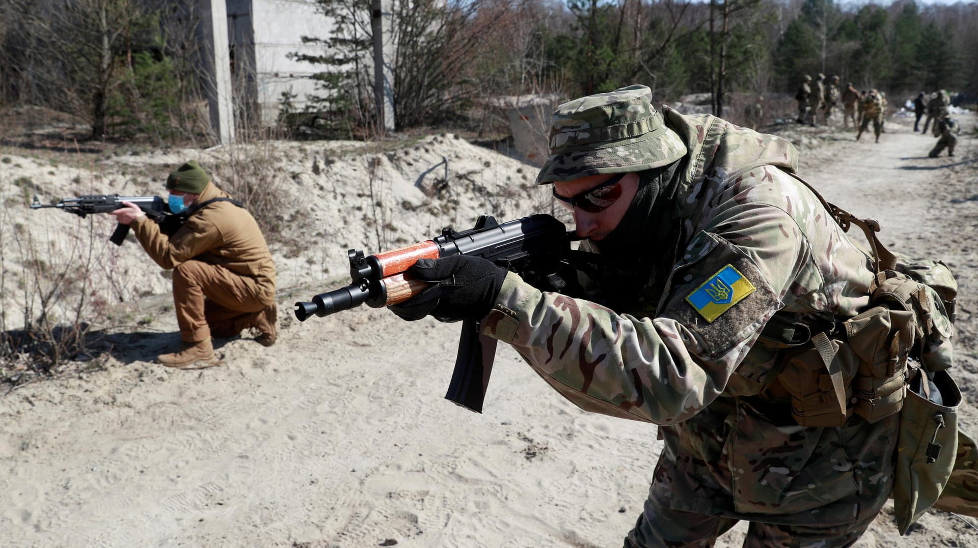 Ukrainische Soldaten bei einer Militärübung: Im Osten des Landes eskaliert der Konflikt immer weiter. Ukrainische Soldaten bei einer Militärübung: Im Osten des Landes eskaliert der Konflikt immer weiter.