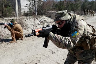 Ukrainische Soldaten bei einer Militärübung: Im Osten des Landes eskaliert der Konflikt immer weiter.