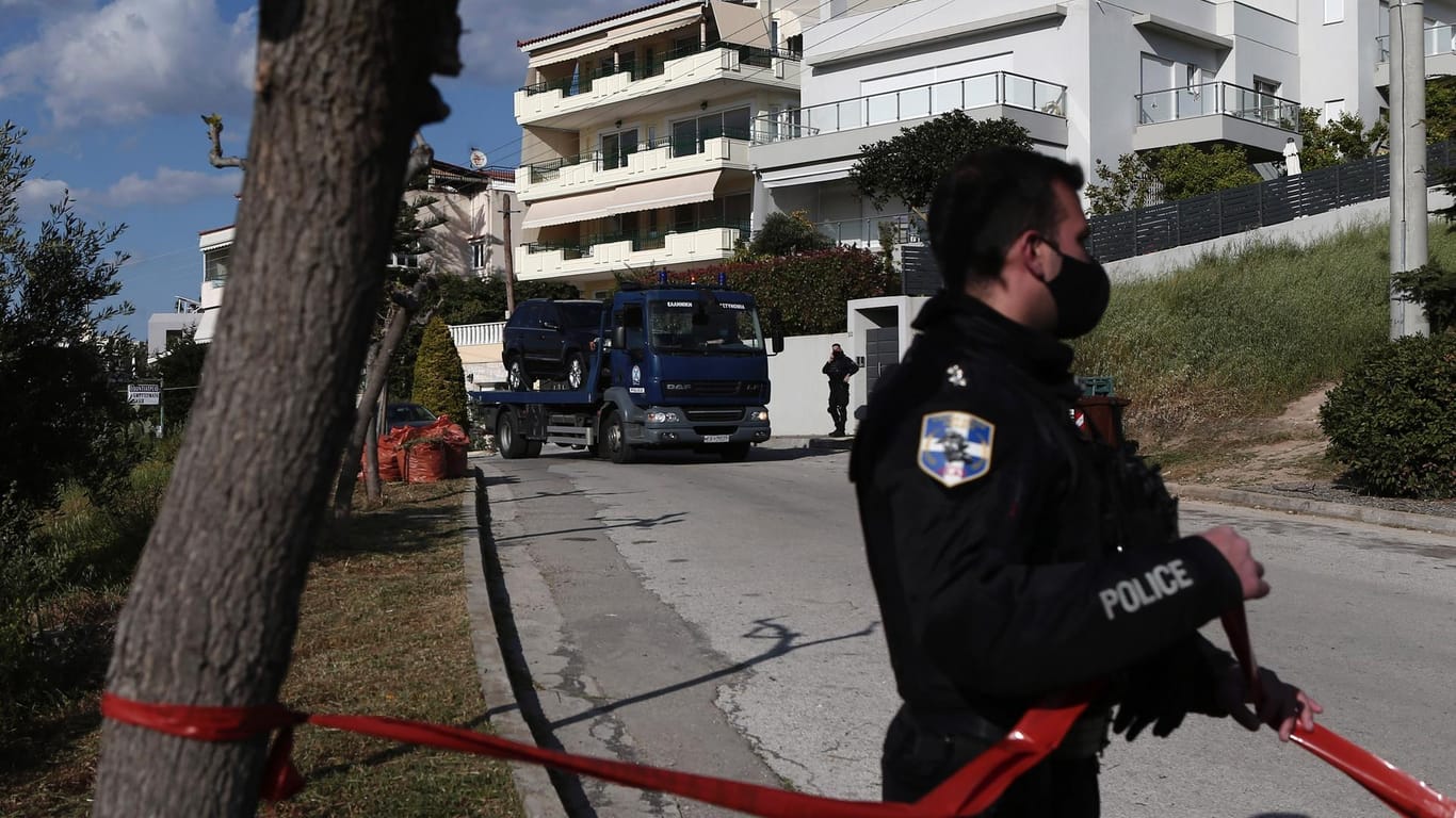 Polizei-Lastwagen transportiert das Auto des ermordeten griechischen Polizeireporters ab: Seine Arbeit könnte ihm zum Verhängnis geworden sein.